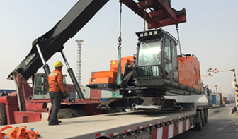 下记是重型机械在天津港倒装的图片