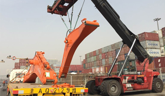 下记是重型机械在天津港倒装的图片